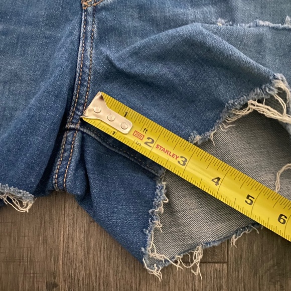 Women's Levi's® High Rise Frayed Hem Jean Shorts - Picture 6 of 6